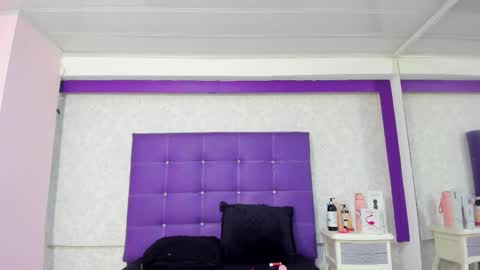 Snapshot of leamoreau__ chatting on 10-14-25, 12:17 leamoreau__ online show from 10-14-25, 12:17