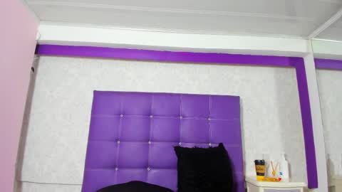 Snapshot of leamoreau__ chatting on 10-21-25, 11:00 leamoreau__ online show from 10-21-25, 11:00