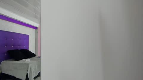 Snapshot of leamoreau__ chatting on 11-01-25, 11:56 leamoreau__ online show from 11-01-25, 11:56