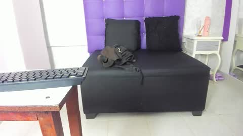 Snapshot of leamoreau__ chatting on 11-04-25, 11:31 leamoreau__ online show from 11-04-25, 11:31