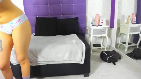 Snapshot of leamoreau__ chatting on 11-05-25, 11:10 leamoreau__ online show from 11-05-25, 11:10