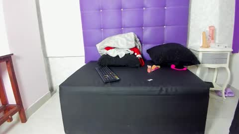 Snapshot of leamoreau__ chatting on 11-06-25, 11:44 leamoreau__ online show from 11-06-25, 11:44