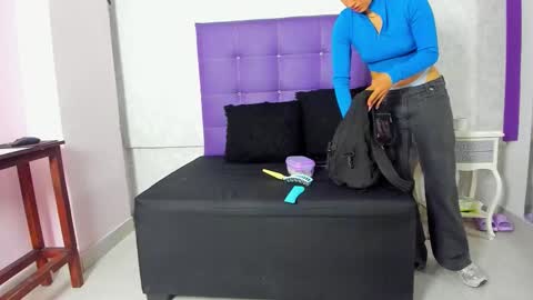 Snapshot of leamoreau__ chatting on 11-11-25, 11:21 leamoreau__ online show from 11-11-25, 11:21