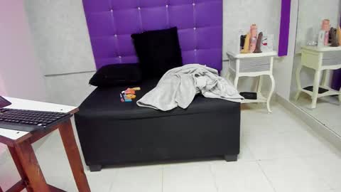 Snapshot of leamoreau__ chatting on 11-15-25, 12:13 leamoreau__ online show from 11-15-25, 12:13