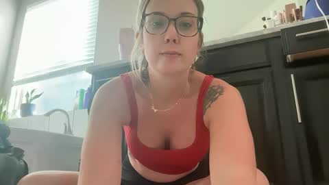 Snapshot of leanneluxecouple chatting on 09-21-25, 01:46 leanneluxecouple online show from 09-21-25, 01:46