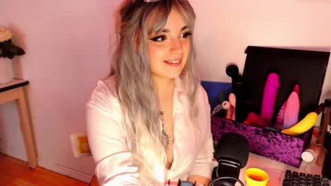 Snapshot of learaypie chatting on 12-17-24, 05:47 Lea Ray Pie online show from 12-17-24, 05:47