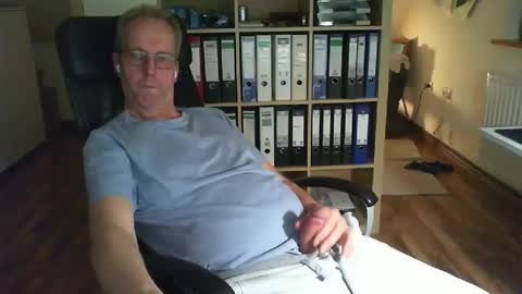 Snapshot of lefti27 chatting on 11-15-25, 01:03 Dave online show from 11-15-25, 01:03