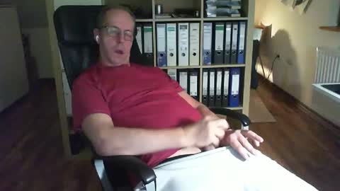 Snapshot of lefti27 chatting on 12-15-25, 12:59 Dave online show from 12-15-25, 12:59