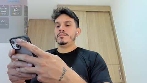 Snapshot of legolas_15 chatting on 10-29-25, 04:04 Alejandro online show from 10-29-25, 04:04