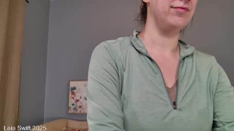 Snapshot of leiaswift chatting on 02-10-25, 12:39 Leia Swift online show from 02-10-25, 12:39