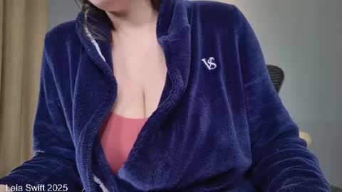 Snapshot of leiaswift chatting on 03-09-25, 10:41 Leia Swift online show from 03-09-25, 10:41