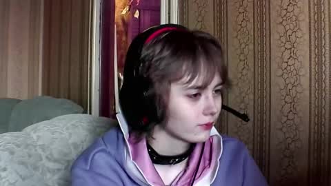 Snapshot of leigharedcross chatting on 03-04-26, 09:48 Viola online show from 03-04-26, 09:48