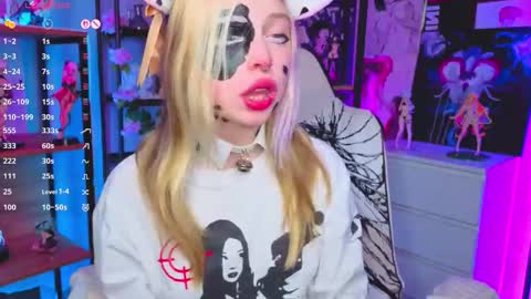 Leila online show from 11-11-25, 05:35