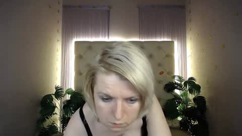 Snapshot of lena_paulles chatting on 12-27-24, 05:05 Lena online show from 12-27-24, 05:05