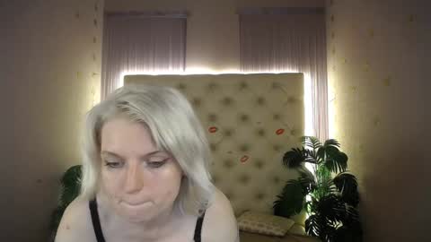 Snapshot of lena_paulles chatting on 01-29-25, 11:51 Lena online show from 01-29-25, 11:51