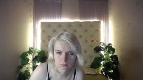 Snapshot of lena_paulles chatting on 01-31-25, 04:03 Lena online show from 01-31-25, 04:03