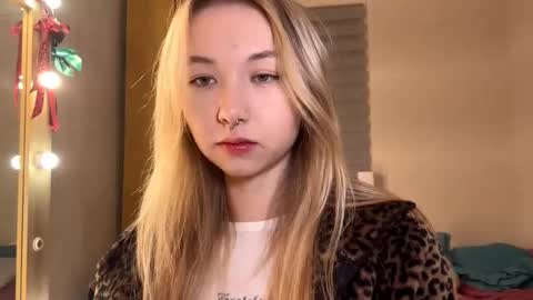 Snapshot of lenorehandelsman chatting on 03-10-26, 11:48 Tagami online show from 03-10-26, 11:48