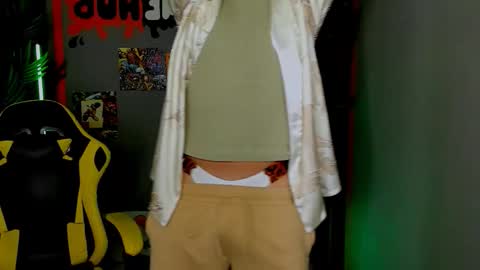 Snapshot of leo_mooree chatting on 09-26-25, 04:44 Leo online show from 09-26-25, 04:44