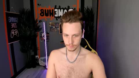 Snapshot of leo_mooree chatting on 10-27-25, 05:06 Leo online show from 10-27-25, 05:06