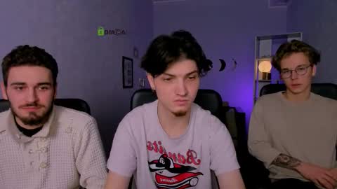 Snapshot of leon_lie chatting on 12-17-25, 01:06 leo online show from 12-17-25, 01:06