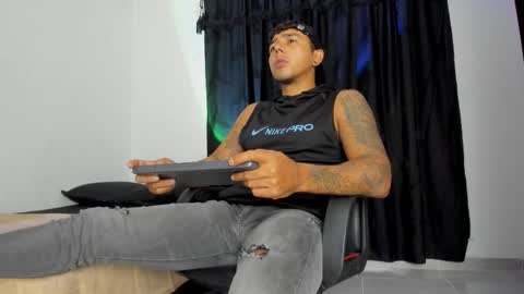 Snapshot of leonidas1195 chatting on 03-21-26, 02:05 leonidas1.1 online show from 03-21-26, 02:05