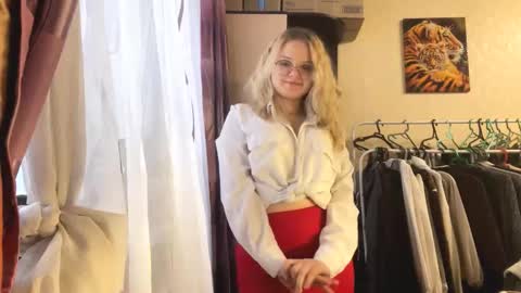 Snapshot of leoniemutschelknaus chatting on 02-18-26, 02:24 Iwi online show from 02-18-26, 02:24