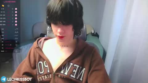 Snapshot of leonkissboy chatting on 03-15-26, 05:35 leonkissboy online show from 03-15-26, 05:35