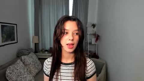 Snapshot of lesi_kiss chatting on 10-22-25, 08:25 Bella online show from 10-22-25, 08:25