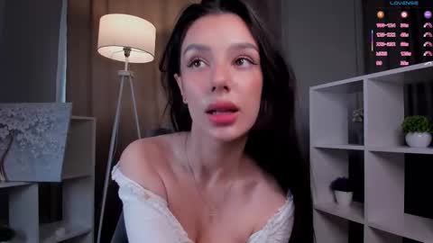 Snapshot of lesi_kiss chatting on 01-06-26, 11:25 Bella online show from 01-06-26, 11:25