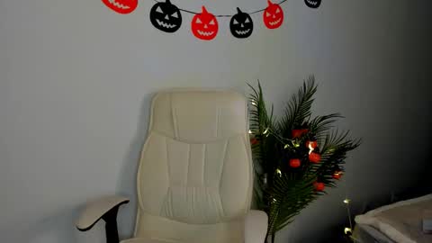 Snapshot of lesley_wins chatting on 10-09-25, 04:10 Lesley online show from 10-09-25, 04:10