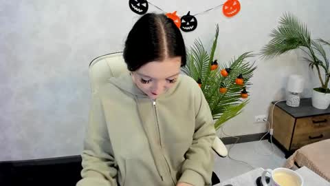 Snapshot of lesley_wins chatting on 10-12-25, 04:00 Lesley online show from 10-12-25, 04:00