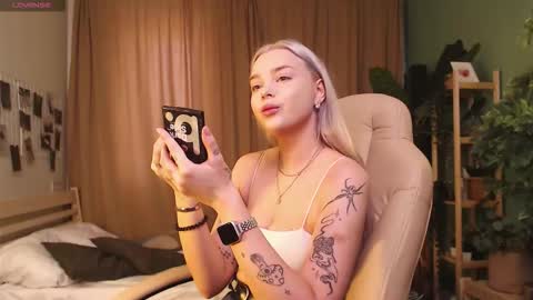 Snapshot of leslie_caronn chatting on 02-12-26, 08:09 Stacey online show from 02-12-26, 08:09