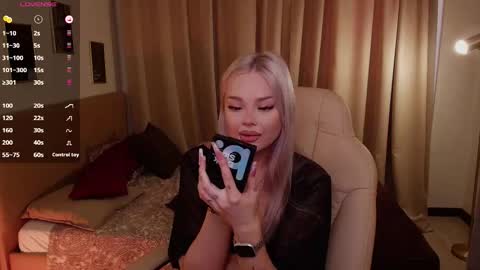 Snapshot of leslie_caronn chatting on 03-10-26, 09:03 Stacey online show from 03-10-26, 09:03