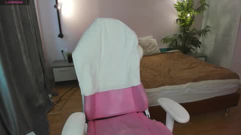 Snapshot of lesya_flin chatting on 10-31-25, 09:21 Lesya online show from 10-31-25, 09:21