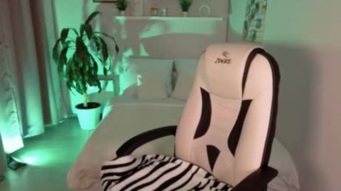 Snapshot of lexi_terele chatting on 09-17-25, 06:59 Lexy - Follow me online show from 09-17-25, 06:59