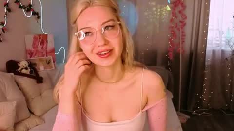 Snapshot of leyalayla chatting on 06-23-26, 04:32 Lily online show from 06-23-26, 04:32