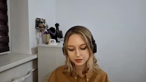 Mia online show from 11-11-25, 10:59