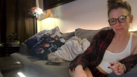 Snapshot of lezzrene chatting on 12-06-24, 04:47 Hornystonerchick online show from 12-06-24, 04:47