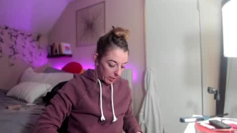 Snapshot of lezzrene chatting on 02-25-25, 05:19 Hornystonerchick online show from 02-25-25, 05:19