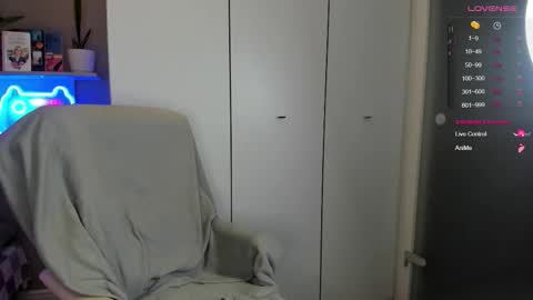 Snapshot of lia_lil chatting on 11-14-25, 07:40 Lia online show from 11-14-25, 07:40