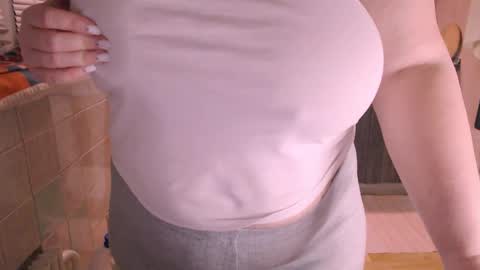 Snapshot of liahsofty chatting on 12-19-24, 10:21 miss Lia colection for travel online show from 12-19-24, 10:21