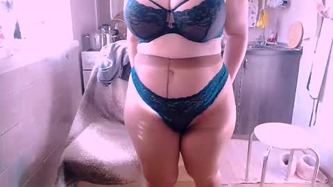 Snapshot of liahsofty chatting on 10-26-25, 10:21 miss Lia colection for travel online show from 10-26-25, 10:21