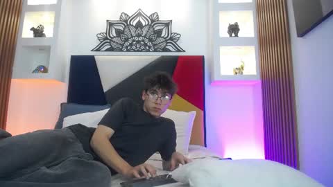Snapshot of liam_lux chatting on 06-18-26, 08:13 LIAM online show from 06-18-26, 08:13