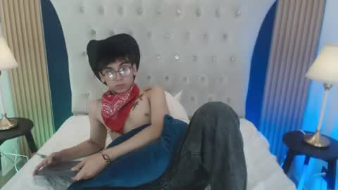 Snapshot of liam_lux chatting on 06-19-26, 01:59 LIAM online show from 06-19-26, 01:59