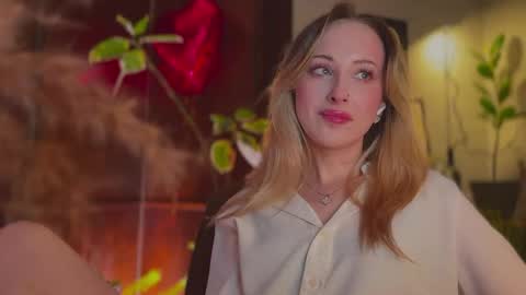 Snapshot of lierie chatting on 03-10-26, 08:47 its my birthday today so im offline but id be so happy if you felt like sending me a birthday love while im away online show from 03-10-26, 08:47