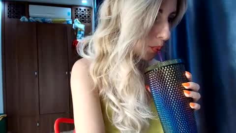 Snapshot of like_firebird chatting on 03-10-25, 10:04 Mia Onlyfans link - online show from 03-10-25, 10:04