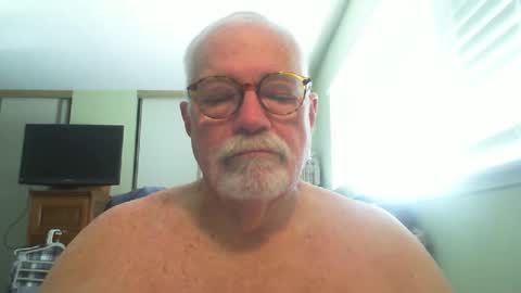 Snapshot of likeafinewine10 chatting on 12-17-25, 08:26 likeafinewine10 online show from 12-17-25, 08:26