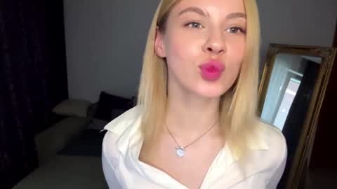 Snapshot of lil_elisa chatting on 09-10-25, 10:59 Elisa online show from 09-10-25, 10:59