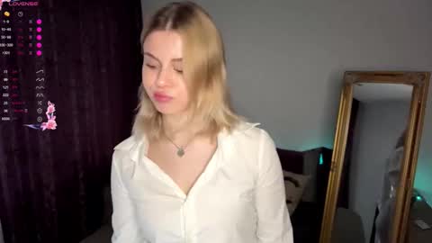 Snapshot of lil_elisa chatting on 09-22-25, 11:01 Elisa online show from 09-22-25, 11:01