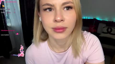 Snapshot of lil_elisa chatting on 10-08-25, 09:29 Elisa online show from 10-08-25, 09:29